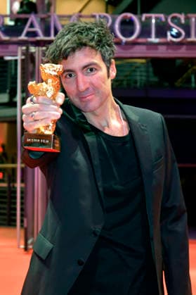 Ilker Catak with the Golden Bear for Best Film Yellow Letters Yellow Letters after the Closing Ceremony with Award Ceremony at the Berlinale 2026 76 Berlin International Film Festival in the Berlinale Palast Berlin, 21 02 2026 Foto:xM.xBehrensx xFuturexImagex closing_6413