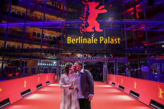 February 21, 2026, Berlin, Germany: Anna Fitch (L) and Banker White kiss as they pose with the Silver Bear for Outstanding Artistic Contribution for Yo (Love is a Rebellious Bird) after the closing ceremony of the 76th Berlin International Film Festival (Berlinale), Europe s first major film festival of the year, in Berlin. The festival runs from February 12 to 22, 2026. Berlin Germany  - ZUMAf146 20260221_zip_f146_021 Copyright: xRouzbehxFouladix