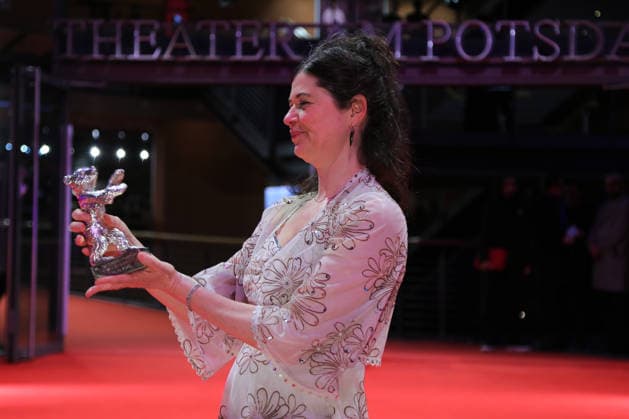 February 21, 2026, Berlin, Germany: Anna Fitch poses with the Silver Bear for Outstanding Artistic Contribution for Yo (Love is a Rebellious Bird) after the closing ceremony of the 76th Berlin International Film Festival (Berlinale), Europe s first major film festival of the year, in Berlin. The festival runs from February 12 to 22, 2026. Berlin Germany  - ZUMAf146 20260221_zip_f146_022 Copyright: xRouzbehxFouladix
