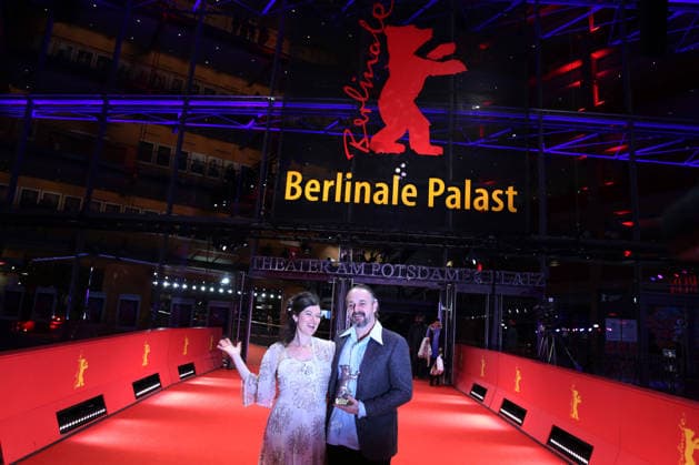February 21, 2026, Berlin, Germany: Anna Fitch (L) and Banker White pose with the Silver Bear for Outstanding Artistic Contribution for Yo (Love is a Rebellious Bird) after the closing ceremony of the 76th Berlin International Film Festival (Berlinale), Europe s first major film festival of the year, in Berlin. The festival runs from February 12 to 22, 2026. Berlin Germany - ZUMAf146 20260221_zip_f146_024 Copyright: xRouzbehxFouladix