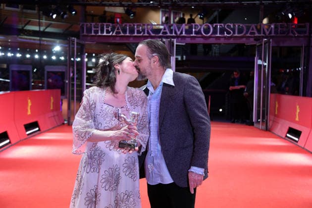 February 21, 2026, Berlin, Germany: Anna Fitch (L) and Banker White kiss as they pose with the Silver Bear for Outstanding Artistic Contribution for Yo (Love is a Rebellious Bird) after the closing ceremony of the 76th Berlin International Film Festival (Berlinale), Europe s first major film festival of the year, in Berlin. The festival runs from February 12 to 22, 2026. Berlin Germany - ZUMAf146 20260221_zip_f146_025 Copyright: xRouzbehxFouladix