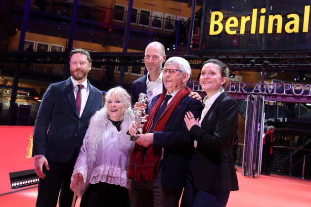February 21, 2026, Berlin, Germany: Anna Calder-Marshall and Tom Courtenay pose with the Silver Bear for Best Supporting Performance for Queen at Sea after the closing ceremony of the 76th Berlin International Film Festival (Berlinale), Europe s first major film festival of the year, in Berlin. The festival runs from February 12 to 22, 2026. Berlin Germany - ZUMAf146 20260221_zip_f146_032 Copyright: xRouzbehxFouladix