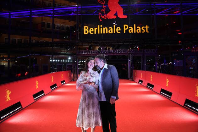 February 21, 2026, Berlin, Germany: Anna Fitch (L) and Banker White pose with the Silver Bear for Outstanding Artistic Contribution for Yo (Love is a Rebellious Bird) after the closing ceremony of the 76th Berlin International Film Festival (Berlinale), Europe s first major film festival of the year, in Berlin. The festival runs from February 12 to 22, 2026. Berlin Germany - ZUMAf146 20260221_zip_f146_035 Copyright: xRouzbehxFouladix