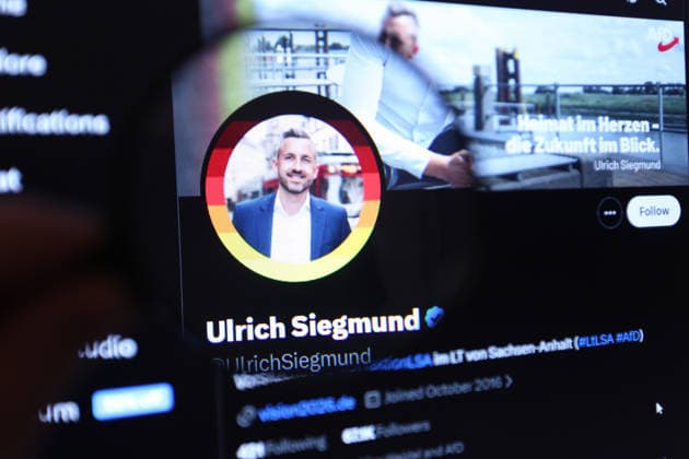 Auf einem Laptop wurde der X-Account (vormals Twitter) von Ulrich Siegmund, dem Fraktionsvorsitzenden der Partei Alternative für Deutschland (AfD) im Landtag von Sachsen-Anhalt, geöffnet. Ihm wird vorgeworfen, gegen Verhaltensregeln des Parlaments verstoßen zu haben. Schnelsen Hamburg *** The X account formerly Twitter of Ulrich Siegmund, the parliamentary group leader of the Alternative for Germany AfD party in the state parliament of Saxony-Anhalt, was opened on a laptop He is accused of violating parliamentary rules of conduct Schnelsen Hamburg