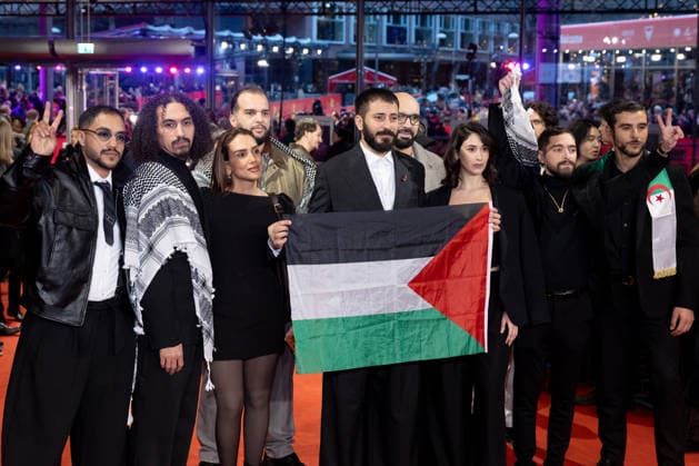 Award Ceremony, Berlinale Red Carpet, Berlin, 21 02 2026 Actors and crew of the film Chronicles From the Siege hold a flag of Palestine on the Red Carpet before the Closing Gala of the 76th Berlinale at the Theater am Potsdamer Platz Berlin on 21 02 2026 The 76th Berlin International Film Festival takes place from February 12 to 22, 2026 Berlin Th Copyright: xJensxFinkex