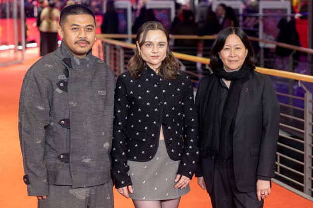 Award Ceremony, Berlinale Red Carpet, Berlin, 21 02 2026 Kim Yutani, Lena Urzendowsky, Khozy Rizal on the Red Carpet before the Closing Gala of the 76th Berlinale at the Theater am Potsdamer Platz Berlin on 21 02 2026 The 76th Berlin International Film Festival takes place from February 12 to 22, 2026 Berlin Theater am Potsdamer Platz Copyright: xJensxFinkex