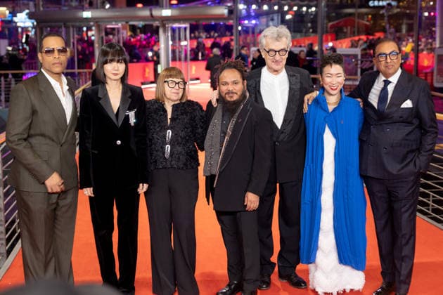 Award Ceremony, Berlinale Red Carpet, Berlin, 21 02 2026 Reinaldo Marcus Green, Bae Doona, Ewa Puszczynska, Min Bahadur Bham, Wim Wenders, Hikari ,Shivendra Singh Dungarpur on the Red Carpet before the Closing Gala of the 76 Berlinale at the Theater am Potsdamer Platz Berlin on 21 02 2026 The 76 Berlin International Film Fes Copyright: xJensxFinkex