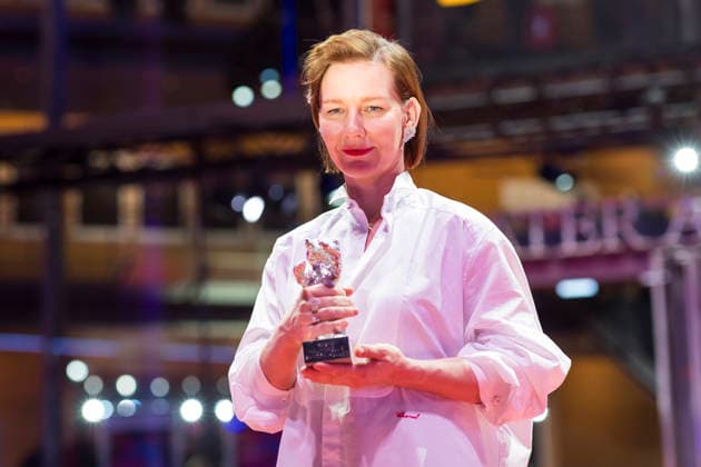 Berlinale, award winners at the Theater am Potsdamer Platz, Berlin, 21 02 2026 Sandra Hüller poses with the Silver Bear for Best Acting Performance in a Leading Role in a Motion Picture Rose after the award ceremony at the closing gala of the Berlinale at the Theater am Potsdamer Platz in Berlin on 21 02 2026 Copyright: xBenxKriemannx