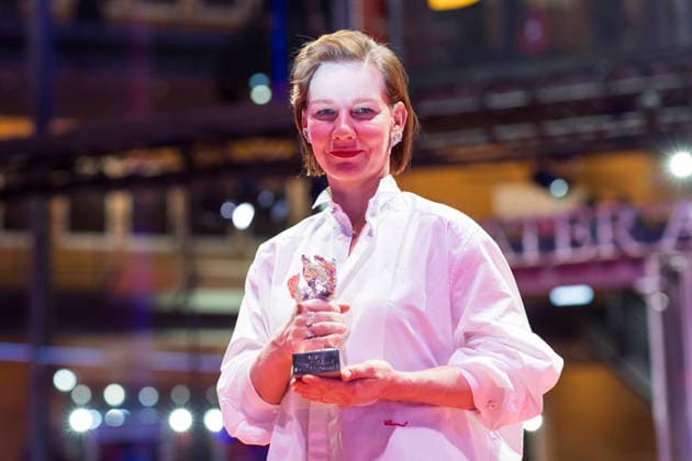 Berlinale, award winners at the Theater am Potsdamer Platz, Berlin, 21 02 2026 Sandra Hüller poses with the Silver Bear for Best Acting Performance in a Leading Role in a Motion Picture Rose after the award ceremony at the closing gala of the Berlinale at the Theater am Potsdamer Platz in Berlin on 21 02 2026 Copyright: xBenxKriemannx