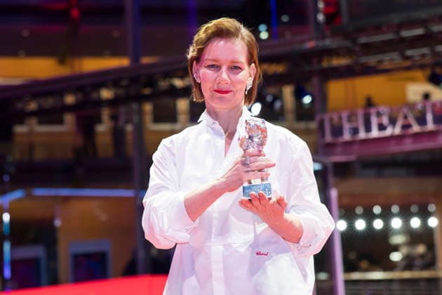 Berlinale, award winners at the Theater am Potsdamer Platz, Berlin, 21 02 2026 Sandra Hüller poses with the Silver Bear for Best Acting Performance in a Leading Role in a Motion Picture Rose after the award ceremony at the closing gala of the Berlinale at the Theater am Potsdamer Platz in Berlin on 21 02 2026 Copyright: xBenxKriemannx