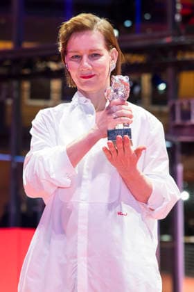 Berlinale, award winners at the Theater am Potsdamer Platz, Berlin, 21 02 2026 Sandra Hüller poses with the Silver Bear for Best Acting Performance in a Leading Role in the film Rose after the award ceremony at the closing gala of the Berlinale at the Theater am Potsdamer Platz in Berlin on 21 02 2026 The 76t Copyright: xBenxKriemannx