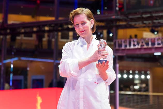 Berlinale, Preisträger am Theater am Potsdamer Platz, Berlin, 21.02.2026 Sandra Hüller posiert mit dem Silbernen Bären für die beste schauspielerische Leistung in einer Hauptrolle im Film Rose nach der Preisverleihung bei der Abschlussgala der Berlinale im Theater am Potsdamer Platz in Berlin am 21.02.2026. Die 76. Internationalen Filmfestspiele Berlin finden vom 12. bis 22. Februar 2026 statt. Berlin Theater am Potsdamer Platz *** Berlinale, award winners at the Theater am Potsdamer Platz, Berlin, 21 02 2026 Sandra Hüller poses with the Silver Bear for Best Acting Performance in a Leading Role in the film Rose after the award ceremony at the closing gala of the Berlinale at the Theater am Potsdamer Platz in Berlin on 21 02 2026 The 76t Copyright: xBenxKriemannx