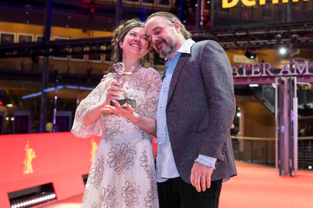 Berlinale, award winners at Theater am Potsdamer Platz, Berlin, 21 02 2026 Anna Fitch US director and Banker White US director pose with the Silver Bear for Outstanding Artistic Achievement for the film Yo Love is a Rebellious Bird after the Copyright: xBenxKriemannx