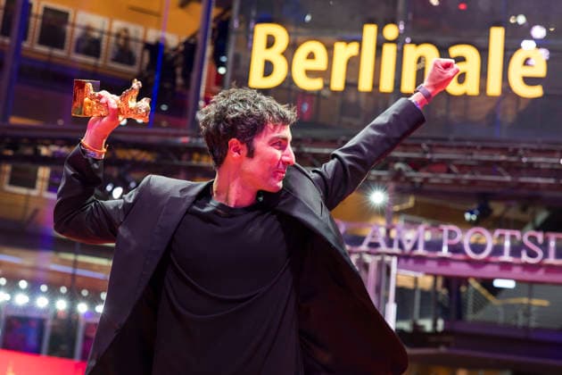 Berlinale, award winners at the Theater am Potsdamer Platz, Berlin, 21 02 2026 Ilker atak poses with the Golden Bear for Best Film after the award ceremony at the closing gala of the Berlinale at the Theater am Potsdamer Platz in Berlin on 21 02 2026 The 76 Berlin International Film Festival takes place from Feb Copyright: xBenxKriemannx