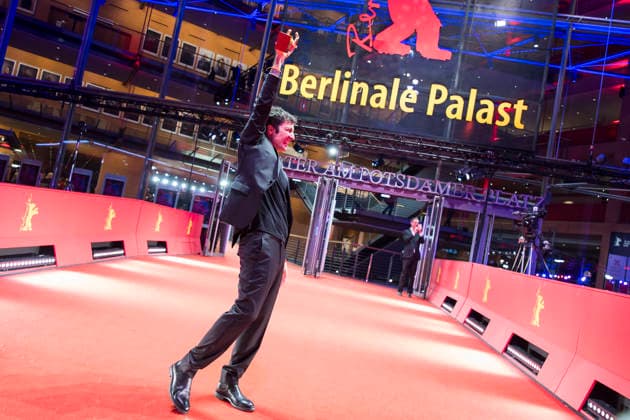 Berlinale, award winners at the Theater am Potsdamer Platz, Berlin, 21 02 2026 Ilker atak poses with the Golden Bear for Best Film after the award ceremony at the closing gala of the Berlinale at the Theater am Potsdamer Platz in Berlin on 21 02 2026 The 76 Berlin International Film Festival takes place from Feb Copyright: xBenxKriemannx