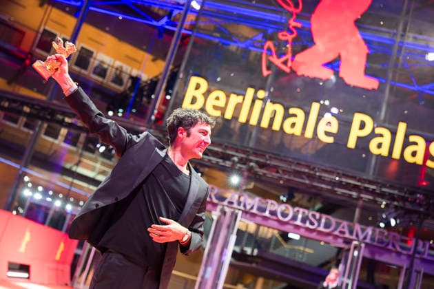 Berlinale, award winners at the Theater am Potsdamer Platz, Berlin, 21 02 2026 Ilker atak poses with the Golden Bear for Best Film after the award ceremony at the closing gala of the Berlinale at the Theater am Potsdamer Platz in Berlin on 21 02 2026 The 76 Berlin International Film Festival takes place from Feb Copyright: xBenxKriemannx