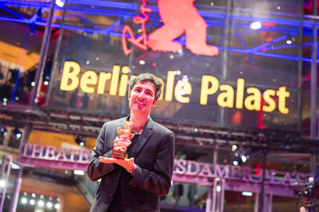 Berlinale, award winners at the Theater am Potsdamer Platz, Berlin, 21 02 2026 Ilker atak poses with the Golden Bear for Best Film after the award ceremony at the closing gala of the Berlinale at the Theater am Potsdamer Platz in Berlin on 21 02 2026 The 76 Berlin International Film Festival takes place from Feb Copyright: xBenxKriemannx