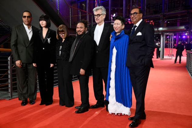 Reinaldo Marcus Green, Bae Doona, Ewa PuszczyÅ ska, Min Bahadur Bham, Wim Wenders, Hikari and Shivendra Singh Dungarpur at the Closing Ceremony with Award Ceremony at the Berlinale 2026 76 Berlin International Film Festival in the Berlinale Palast Berlin, 21 02 2026 Foto:xN.xKubelkax xFuturexImagex closing_6500