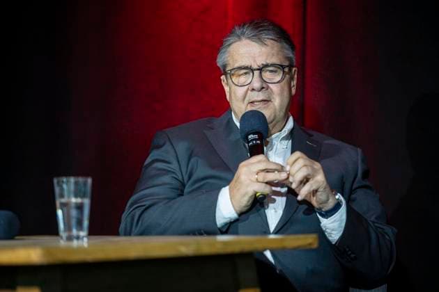 Premiere von Seim Frühschoppen gibt es am Sonntag, 22. Februar 2026, zwischen 11 und 13 Uhr an der Lothringer Straße 64. Initiator Heinz Wagner kann direkt einen hochkarätigen Gast ankündigen. Mit dem SPD-Politiker Sigmar Gabriel kommt der ehemalige Vizekanzler und Bundesaußenminister nach Oberhausen. 22.02.2026 in Oberhausen ** NUR FÜR REDAKTIONELLE ZWECKE ** EDITORIAL USE ONLY **<p>Premiere von Seim Frühschoppen gibt es am Sonntag, 22. Februar 2026, zwischen 11 und 13 Uhr an der Lothringer Straße 64. Initiator Heinz Wagner kann direkt einen hochkarätigen Gast ankündigen. Mit dem SPD-Politiker Sigmar Gabriel kommt der ehemalige Vizekanzler und Bundesaußenminister nach Oberhausen. 22.02.2026 in Oberhausen Deutschland Copyright: DanielxAttia doc84oqu8gfm09oajt0kd2 ,EDITORIAL USE ONLY