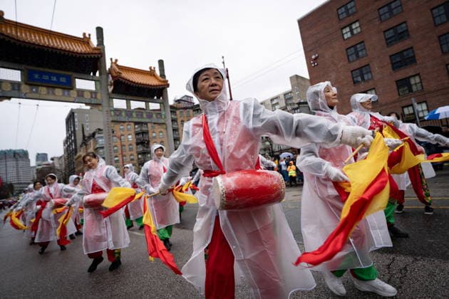 February 22, 2026, Vancouver, Bc, CANADA: Dancers covered in rain gear make their way through the Millennium Gate during the annual Spring Festival Parade through Chinatown for the Lunar New Year in Vancouver, on Sunday, Feb. 22, 2026. Vancouver CANADA  - ZUMAc35_ 20260222_zaf_c35_164 Copyright: xEthanxCairnsx