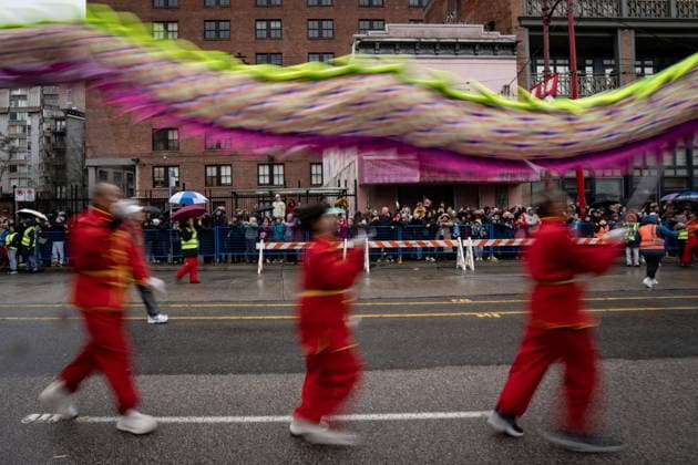 February 22, 2026, Vancouver, Bc, CANADA: People watch as a dragon dance passes during the annual Spring Festival Parade through Chinatown for the Lunar New Year in Vancouver, on Sunday, Feb. 22, 2026. Vancouver CANADA  - ZUMAc35_ 20260222_zaf_c35_165 Copyright: xEthanxCairnsx