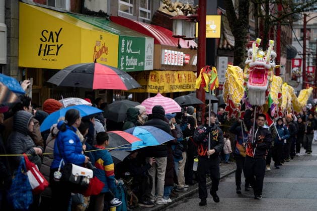 February 22, 2026, Vancouver, Bc, CANADA: A dragon dance passes a crowd of umbrellas during the annual Spring Festival Parade through Chinatown for the Lunar New Year in Vancouver, on Sunday, Feb. 22, 2026. Vancouver CANADA  - ZUMAc35_ 20260222_zaf_c35_168 Copyright: xEthanxCairnsx