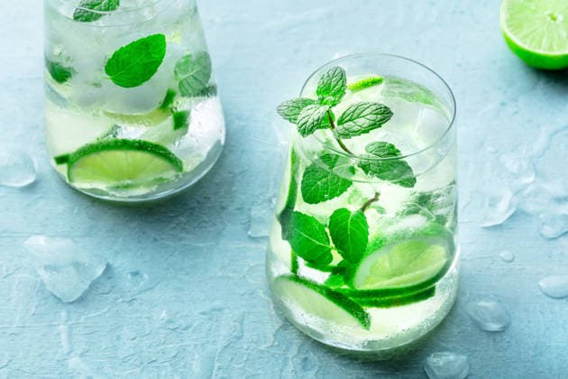 Limettenlimonade oder Limonade in einem Glas mit Limettenscheiben, Minze und Eis Lime lemonade, or limeade, in a glass with lime slices, mint, and ice. Fresh summer Mojito mocktail or cocktail, a close-up (License=RF) Copyright: xZoonar.com IlyaxSolovyevx 24691692