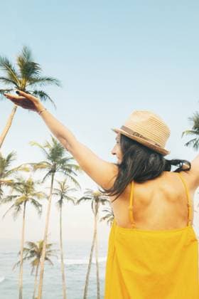 Sorglose, glückliche Reisende in gelbem Sommerkleid und Strohhut genießen im Urlaub den Palmenstrand an einem tropischen Reiseziel. Touristische Tour, tropische Reisen, Urlaub, Ferien. Palmen Hintergrund Carefree happy woman traveler in yellow summer dress and straw hat enjoy palm beach in tropical destination on holiday vacation. Tourism tour tropical travel vacation holidays. Palm tree backdrop Copyright: imageBROKER EvaldasxMikoliunas ibxemi16699249.jpg ,model released, Symbolfoto ,property released
