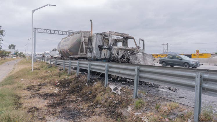 Trucks burned in response to the Killed of the Jalisco Nueva Generacion Cartel leader A burned-out truck is seen on the Mexico-Queretaro highway. Following the killing of drug lord Nemesio Ruben Oseguera Cervantes, known as El Mencho, leader of the Jalisco Nueva Generacion Cartel, drug blockades were reported in several cities across the country in response to the killing of the Jalisco Cartel leader. on February 22, 2026 in Queretaro, Mexico. (Photo by Jose Carrera Eyepix Group) Copyright: xJosexCarrera EyepixxGroupx JFC_22022026_176435