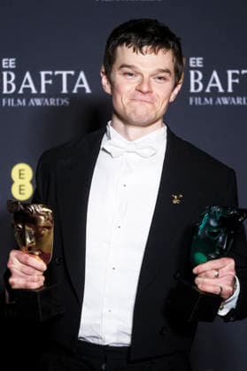 Robert Aramayo with the awards for Best Leading Actor in I Swear and Best Newcomer Actor at the BAFTA Film Awards 2026 79th British Academy Film Awards at the Royal Festival Hall London, 22 02 2026 Foto:xJ.xEdwardsx xFuturexImagex bafta_6204