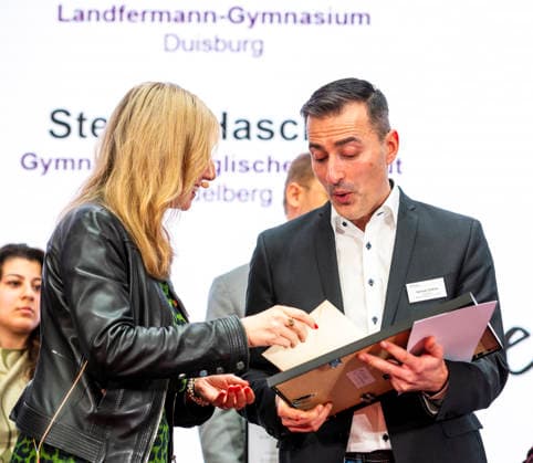 Serhat Gökce German Teacher Award 2025 EUR, Germany, Berlin, 23 02 2026 Anna Stolz Bavarian State Minister for Education and Cultural Affairs presents Serhat Gökce from Berufliche Schule 9 in Nuremberg from Bavaria with an award for Outstan