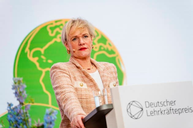 Simone Oldenburg - Deutscher Lehrkräftepreis 2025 EUR, Deutschland, Berlin, 23.02.2026: Rede der Schirmherrin Simone Oldenburg - Bildungsministerin Mecklenburg-Vorpommern und KMK-Präsidentin 2025.Preisverleihung des Deutscher Lehrkräftepreis 2025. Zehn Lehrkräfte, drei Schulleitungen und fünf Lehrkräfte-Teams aus zehn Bundesländern werden in dieser Wettbewerbsrunde für ihre herausragenden Leistungen ausgezeichnet. *** Simone Oldenburg German Teacher Award 2025 EUR, Germany, Berlin, 23 02 2026 Speech by patron Simone Oldenburg Minister of Education Mecklenburg-Vorpommern and KMK President 2025 Award ceremony of the German Teacher Award 2025 Ten teachers, three school administrators and five teaching teams from ten federal states wil