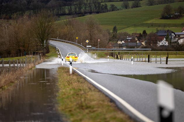 News Themen der Woche KW09 Hochwasser überflutet erste Straßen Pegel steigen im Main-Kinzig-Kreis Am Montagvormittag, 23.02.2026, ist im Bereich Wächtersbach und Gelnhausen die Kinzig über die Ufer getreten. Das Wasser stieg so schnell, dass nicht alle Straßen rechtzeitig gesperrt werden konnten. Autofahrer kehrten um oder mussten das Hochwasser durchfahren. Der Flugplatz Gelnhausen ist samt Restaurant wegen Überschwemmung der Zufahrt nicht erreichbar. Kleintiere suchten sich im Überschwemmungsgebiet Wege ins Trockene. So rettete sich eine Maus vor den Augen unseres Reporters aus einer überfluteten Wiese. Wächtersbach Aufenau Hessen Deutschland *** Floods inundate first roads Levels rise in Main Kinzig district On Monday morning, 23 February 2026, the Ki