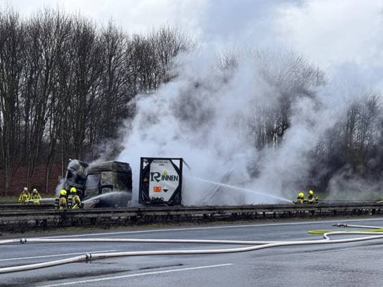 News Themen der Woche KW09 Horrorcrash: Mindestens 2 LKW gehen nach Unfall in Flammen auf - A2 bei Gladbeck komplett gesperrt 7aIMG: 0547977 Horrorcrash: Mindestens 2 LKW gehen nach Unfall in Flammen auf - A2 bei Gladbeck komplett gesperrtNordrhein-Westfalen, Gladbeck *** Horror crash At least 2 trucks go up in flames after accident on A2 near Gladbeck completely closed 7aIMG 0547977 Horror crash At least 2 trucks go up in flames after accident on A2 near Gladbeck completely closedNorth Rhine-Westphalia, Gladbeck Copyright: 7aktuell.dex xMarcxGruber 0547977 20260223_7a_express_20260223_3569_547977