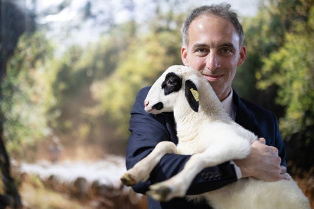 Raphael Glucksmann visits the International Agricultural Show - Paris Co-president of French center-left party Place publique Raphael Glucksmann holds a lamb as he visits the International Agricultural Show (Salon de l Agriculture) at Paris Expo Porte de Versailles in Paris on February 23, 2026. Photo by Raphael Lafargue ABACAPRESS.COM Paris France  Copyright: xLafarguexRaphael ABACAx