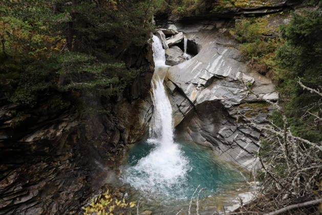 Der Wasserfall und das Tal Valeille im Gran Paradiso National Park *** the Waterfall and the Valley Valeille at Gran Paradiso National Park 1136102587