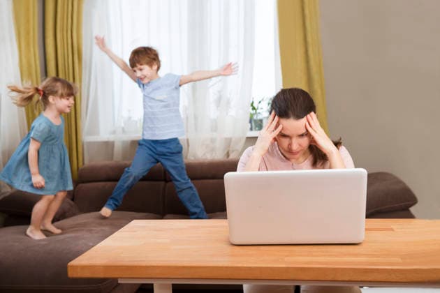 Homeoffice. Von zu Hause aus arbeiten vs. Mutter mit zwei Kindern Zu Hause mit dem Laptop im Internet arbeiten. Quarantäne. Coronavirus. Home office. Working from home vs. Mom with two kids Work on the Internet on a laptop at home. quarantine. Corona Virus. (License=RF) ,model released, Symbolfoto Copyright: xZoonar.com UliaxZotaninax 24701190 ,model released, Symbolfoto ,property released