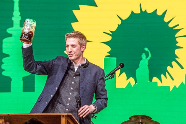 Dominik Krause, OB-Kandidat der Münchner Grünen, bei Wahlkampftermin, Grüner Abend beim Starkbierfest im Giesinger Bräu, München, 23. Februar 2026 Deutschland, München, 23. Februar 2026, Dominik Krause, Die Grünen, Zweiter Bürgermeister der Stadt München, OB-Kandidat der Münchner Grünen, prostet seinen Zuhörern mit einer Mass Bier zu, bei Wahlkampftermin unter dem Motto: Starkes Bier, Starke Reden, Grüner Abend beim Starkbierfest im Giesinger Bräu, Wahlkampfveranstaltung, Münchner Kommunalwahlkampf zur Stadtratswahl am 8. März, Politiker, Politik, Wahlkampf, Bayern *** Dominik Krause, Lord Mayor candidate of the Munich Greens, at election campaign event, Green evening at the strong beer festival at Giesinger Bräu, Munich, F