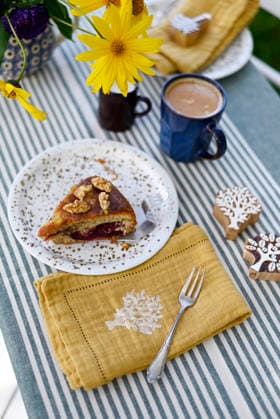 IMAGO Creative, Jahreszeit Sommer, Food, Pflaume Plum and nut cake with coffee and yellow Jerusalem artichoke flowers outdoors, Hamburg Hamburg Deutschland Altes Land GISF01312