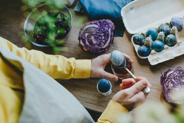 Coloring Easter eggs with natural dye from red cabbage in kitchen model released, Symbolfoto, YTF04475