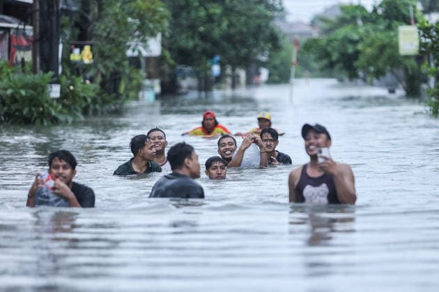 News Themen der Woche KW09 Heavy rain over several days flooded areas in Bali BALI, INDONESIA - FEBRUARY 24: People wades through flood in touristic area of Legian, Bali, Indonesia, on February 24, 2026. Major area in Bali are flooded due to heavy rain over the recent days. Bali office of Indonesian Meteorological Agency has issued highest alert of extreme weather conditions for several days ahead during monsoon season. Johannes P. Christo Anadolu Bali Indonesia. Editorial use only. Please get in touch for any other usage.  Copyright: x2026xAnadoluxJohannesxP.xChristox