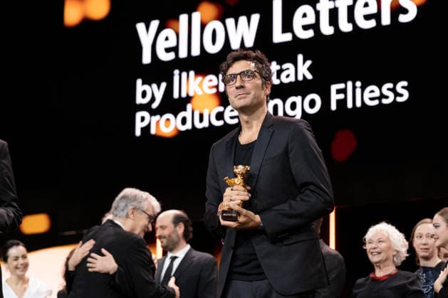 Ilker Catak mit dem Goldenen Bär für den besten Film Gelbe Briefe anlässlich der 76. Internationalen Filmfestspiele Berlin. Ilker Catak with the Golden Bear for the best film Gelbe Briefe - Yellow Letters at the 76th Berlin International Film Festival. snapshot-photography K.M.Krause *** Ilker Catak with the Golden Bear for the best film Yellow Letters at the 76th Berlin International Film Festival Ilker Catak with the Golden Bear for the best film Yellow Letters Yellow Letters at the 76th Berlin International Film Festival snapshot photography K M Krause