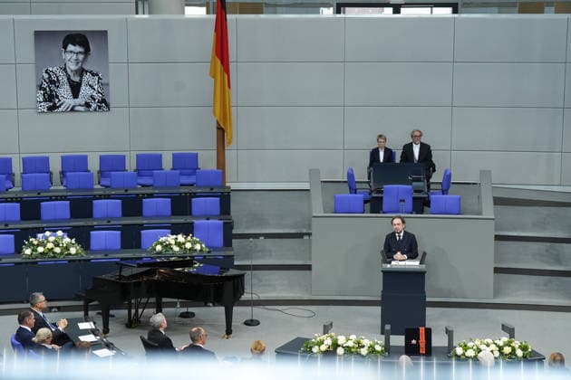 News Themen der Woche KW09 Trauerstaatsakt im Bundestag fuer Dr. Rita Suessmuth Prof. Dr. Heribert Prantl bei seiner Gedenkrede beim offiziellen Trauerstaatsakt des Bundestages anlässlich des Todes von Dr. Rita Suessmuth, Berlin, 24.02.2026 Berlin Berlin Deutschland *** Act of mourning in the Bundestag for Dr. Rita Suessmuth Prof Dr Heribert Prantl during his memorial speech at the official act of mourning of the Bundestag on the occasion of the death of Dr. Rita Suessmuth, Berlin, 24 02 2026 Berlin Berlin Germany