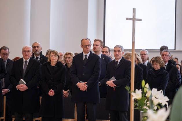News Themen der Woche KW09 Oekumenischer Gottesdienst in der St. Hedwigs-Kathedrale in Berlin-Mitte fuer die verstorbene CDU-Politikerin und langjaehrige Bundestagspraesidentin Rita Suessmuth (Foto vom 24.02.2025). Zum Requiem in der St. Hedwigs-Kathedrale waren die Spitzen des Staates, darunter Bundespraesident Frank-Walter Steinmeier (1.R.l.) und seine Ehefrau Elke Buedenbender (Büdenbender, 1.R., 2.v.l.), Bundeskanzler Friedrich Merz (CDU, 1.R., Mitte) und der Praesident des Bundesverfassungsgerichts Stephan Harbarth gekommen. (Siehe epd-Meldung vom 24.06.2026) EDITORIAL USE ONLY *** Ecumenical service in St Hedwigs Cathedral in Berlin Mitte for the late CDU politician and long-time Bundestag President Rita Suessmuth Photo from 24 02 2025 The requiem in St Hedwig Copyright: epd-bild RolfxZoellner epd-Gottesdienst_Suessmuth5-kopieren