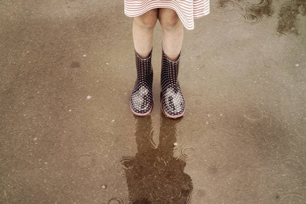 Kind in Regenstiefeln läuft in eine Pfütze Child wearing rain boots walking into a puddle Copyright: imageBROKER GRAZVYDASxJANUSKA ibxiqx16629521.jpg ,model released, Symbolfoto ,property released