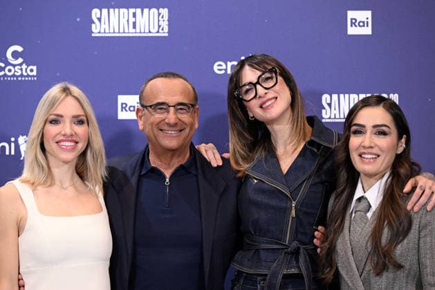 February 24, 2026, Sanremo, Rome, Italy: February 24, 2026, Sanremo. 76th Italian Song Festival. Photocall. Pictured is Carlo Conti with PrimaFestival presenters Carolina Rey, Ema Stokholma, and Manola Moslehi. Sanremo Italy  - ZUMAa289 20260224_zia_a289_112 Copyright: xMariaxLauraxAntonellix