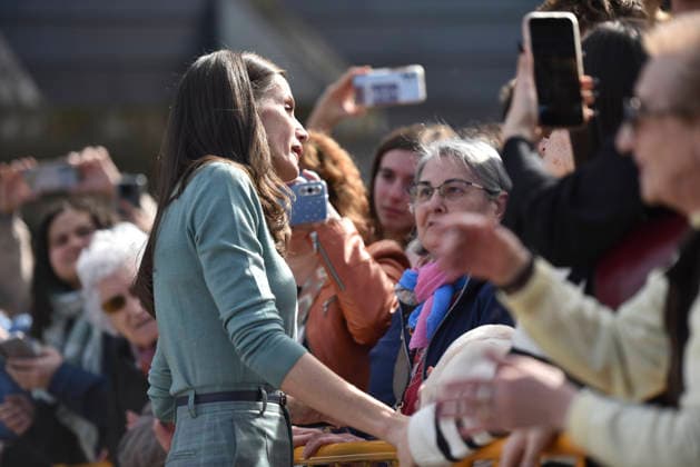 Queen Letizia visits the exhibition of the Ibercaja Foundation Award for Young Painting Queen Letizia greets on her arrival to visit the exhibition of the Ibercaja Foundation Award for Young Painting, at the Villahermosa Palace, on February 24, 2026, in Huesca, Aragon Spain The visit takes place within the framework of the second stage of the Princess of Girona Foundations Talent Tour, a program of the Princess of Girona Foundation that tours different cities in Spain and that, through the organization of different events, programs and activities, aims to inspire, accompany and activate young talent, a program of the Princess of Girona Foundation that travels to different cities in Spain and, through the organization of different events, p Copyright: xVeronicaxLacasax 7318693