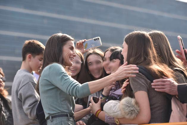 Queen Letizia visits the exhibition of the Ibercaja Foundation Award for Young Painting Queen Letizia greets on her arrival to visit the exhibition of the Ibercaja Foundation Award for Young Painting, at the Villahermosa Palace, on February 24, 2026, in Huesca, Aragon Spain The visit takes place within the framework of the second stage of the Princess of Girona Foundations Talent Tour, a program of the Princess of Girona Foundation that tours different cities in Spain and that, through the organization of different events, programs and activities, aims to inspire, accompany and activate young talent, a program of the Princess of Girona Foundation that travels to different cities in Spain and, through the organization of different events, p Copyright: xVeronicaxLacasax 7318700
