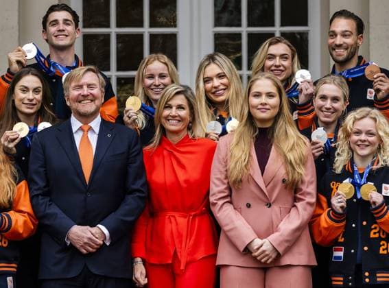 THE HAGUE King Willem-Alexander, Queen Maxima, and Princess Amalia during a group photo with the Dutch medalists of the 2026 Winter Olympics in Milan at Noordeinde Palace in The Hague. REMKO DE WAAL ANP netherlands out - belgium out  Copyright: xx x551637196x originalFilename: 551637196.jpg