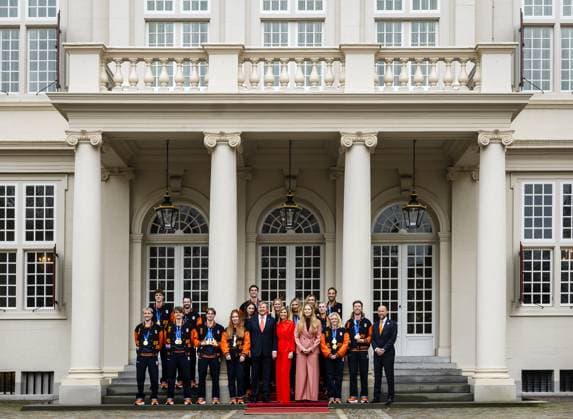 THE HAGUE King Willem-Alexander, Queen Maxima, and Princess Amalia during a group photo with the Dutch medalists of the 2026 Winter Olympics in Milan at Noordeinde Palace in The Hague. REMKO DE WAAL ANP netherlands out - belgium out  Copyright: xx x551637833x originalFilename: 551637833.jpg